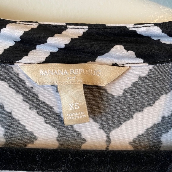 Banana republic black and white geometric blouse - Picture 5 of 7